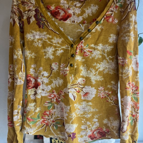 Pilcro
Anthropologie Pilcro Waffle Henley
Floral Top ladies size small - Picture 2 of 12